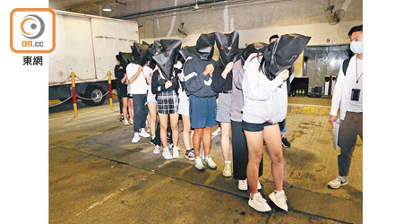 屯門：被捕男女由警員押走。（李國健攝）