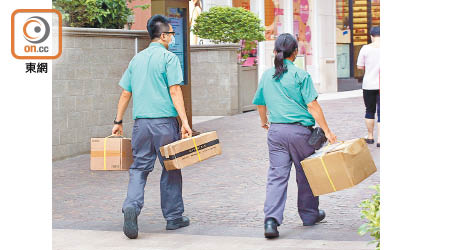 香港郵政又爆醜聞，有郵差擅自更改派遞路線，由人手派遞改為車行派遞。