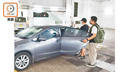 九龍灣：派對房男負責人被押上警方私家車。