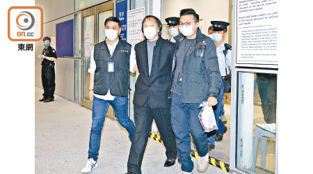 去年11月22日，上海仔（中）潛逃逾兩年半後，甫抵港即被警方拘捕，押往機場警署扣查。