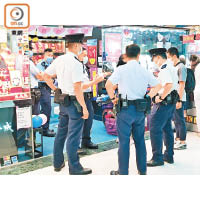 警員當日在遇劫金行調查。