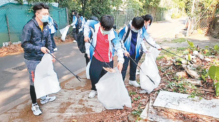 佛教沈香林紀念中學10名初中學生跟隨老師進行實地考察，並清理垃圾。（受訪者提供）