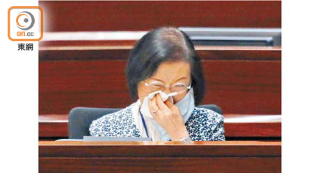 陳肇始尋日到立法會開會期間，竟然當眾除口罩抹鼻！