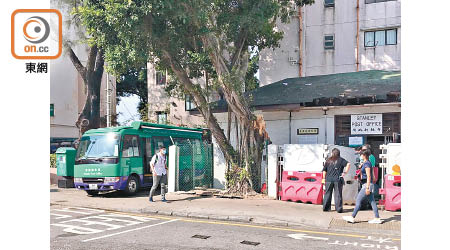 香港郵政派出流動郵車到場提供服務。