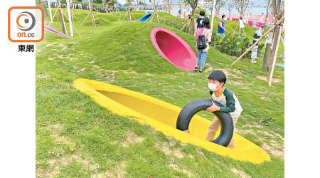 灣仔海濱長廊開放草地空間，另設兒童遊樂設施。