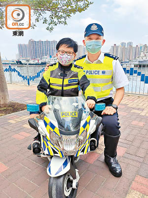 新界南總區交通部高級警司周毅剛（右）與「小交通警」合照。