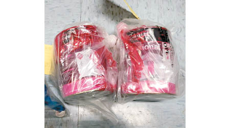 警方檢獲的罐裝紅色油漆。