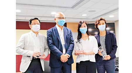 3名資深護士獲選為醫管局傑出員工。左一為廖日和、右一為陳妙貞、右二為梁翠瑩。