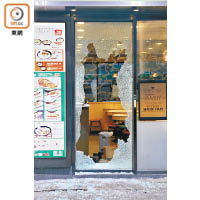 元朗：元朗裕景坊一間麵店玻璃門被打爛。（楊日權攝）