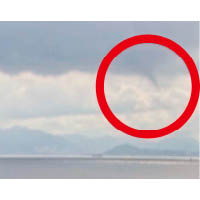 長洲：天文台位於東灣的攝錄機拍攝到有漏斗雲形成（紅圈示）。