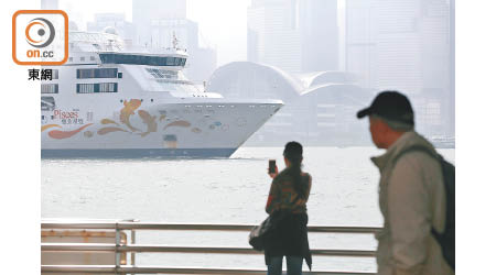 政府前日稱正與郵輪營運商商討在暑假推出「公海遊」。