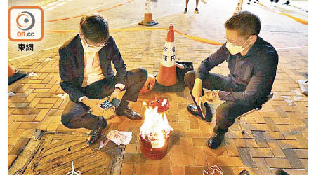 林洋鋐（左）與陳清華（右）昨晚到中聯辦外燒衣示威。（袁以諾攝）