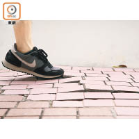 馬鞍山：凸起的地磚起角，若以鞋尖直踢或會絆倒受傷。