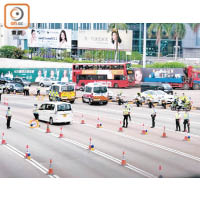 紅隧：警方昨午在3條過海隧道往港島方向的入口設置路障。（張福宏攝）