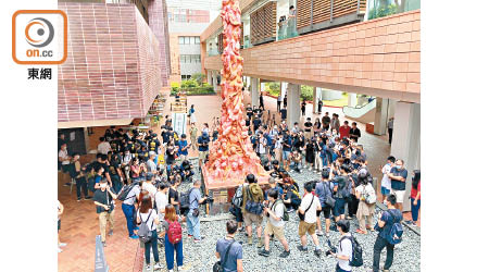 薄扶林：香港大學學生會洗刷國殤之柱紀念6‧4事件，又指支聯會和港大學生會的綱領不一樣。（洪紫嫣攝）