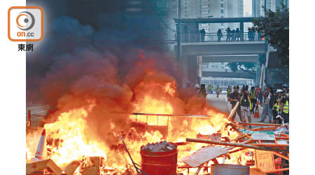 前年的黑暴示威在街頭引起場場激戰，「打、砸、燒」場面不絕。