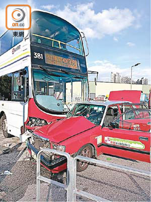巴士與的士相撞，的士嚴重損毀。