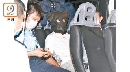 油麻地：被捕男子蒙頭由警車帶署調查。