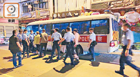 荃灣：警方在二陂坊破獲地下竹館，帶走大批涉案人士。