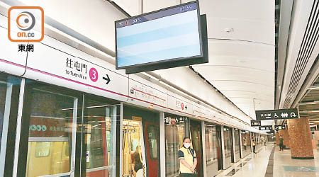 新月台的顯示屏未有顯示往屯門站的頭班車及次班車的開出時間。