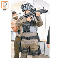 鄧炳強早前以反恐特勤隊造型，為香港警隊拍攝宣傳片。