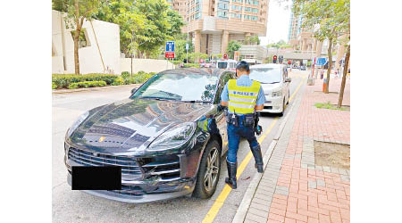警方昨於西九龍區內多個交通黑點採取執法行動。