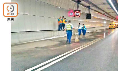受黑色暴雨影響，屯門赤鱲角隧道往屯門方向的管道昨日出現水浸。（蘇偉明攝）