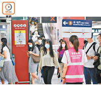 屯馬綫昨迎來首個上班日，港鐵加派職員協助疏導乘客。