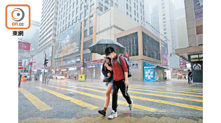 天文台指昨早本港大部分地區錄得超過70毫米雨量。（袁志豪攝）