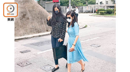 黎智英的妻子李韻琴（右）及女兒（左）昨到赤柱監獄探監。（吳鎮興攝）