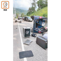 吐露港：私家車車轆及泵把飛脫，雜物四散。