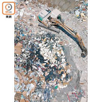 回收場中的廢料包括木板及窗框等裝修棄置物品。