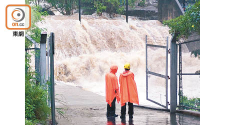 馬鞍山涉事地點附近的集水區有大量洪水湧出。（張開裕攝）