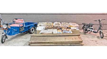 警方展示涉案的貨物及電動車。