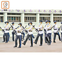 懲教署儀仗隊運用中式步操的技巧進行表演。