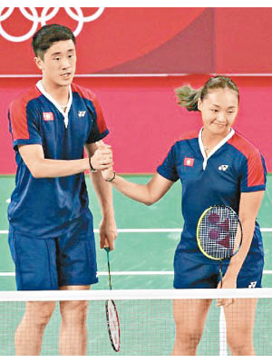 鄧俊文（左）及謝影雪（右）身穿的藍紅球衣也印有「錯版」區旗。
