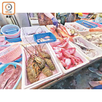 攤檔售賣各類海鮮，包括貴價的石斑及龍蝦等。