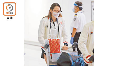 何詩蓓與香港游泳隊代表昨日凌晨步出機場禁區，各人狀甚疲倦。