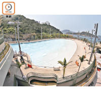 水上樂園設有人造浪池，名為「湧浪灣」。