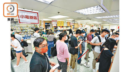 教協開辦的超市昨午人頭湧湧，大批會員到場選購。