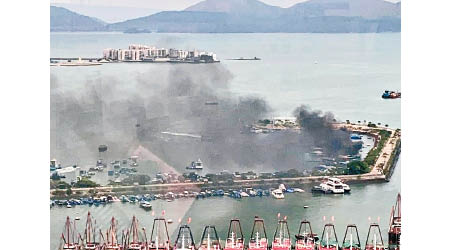 屯門：有滑水快艇起火，整個青山灣濃煙密布。