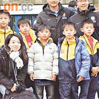 香港巴塞助教高志超（後排右三）與學員及家屬在魯營球場外留影。