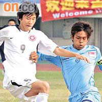 香港球員林學曦（左）在亞洲學界足球賽與高手比併。