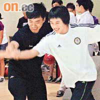 胡兆康（左）在東亞運宣傳活動充當臨時教練，教泳手施幸余打保齡。