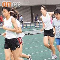 港田徑隊進行首度集訓，女子接力隊練習時非常認真。