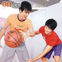 左：Manson陳浩明（陳張敏）21歲　強項：籃球<BR>右：Kison陳致宗23歲強項：籃球 排球