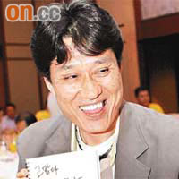 申東燦向記者展示親筆寫下的「勝利宣言」。