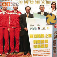 被提名競逐「我最喜愛球員」的代表齊影大合照，左一為王一梅，而李娟（左二）則代表薛明領取紀念品。