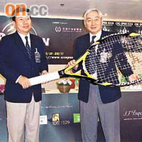 香港網球公開賽賽會主席施熙禮（左）將網球拍移交總裁判林方，象徵賽事即將揭幕。