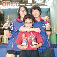 吳氏三姊妹嘉鳳（左起）、嘉莉及嘉儀，捧住獎盃開心合照。
